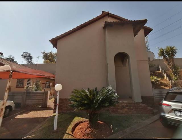 4 BEDROOM TOWNHOUSE FOR SALE IN MONDEOR